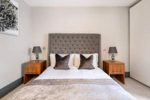 1 dormitorio con 1 cama grande y 2 mesitas de noche en Immaculate 3 Bed Apartment with Private Entrance in Inverleith, en Edimburgo