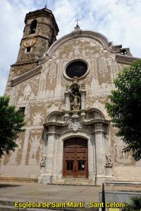 un edificio alto con una torre de reloj y una puerta en Apartament a Sant Celoni, Montseny, en Sant Celoni