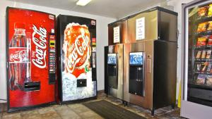dos máquinas expendedoras en una tienda con máquinas de refrescos en Motel 6 - Pensacola West, en Pensacola