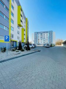 parking obok dużego budynku w obiekcie Apartmán Twins Green blízko centra w mieście Michalovce