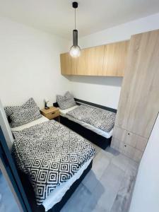 sypialnia z 2 łóżkami pojedynczymi i stołem w obiekcie Apartmán Twins Green blízko centra w mieście Michalovce