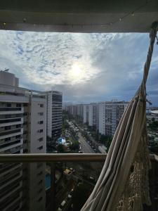 widok na miasto z balkonu budynku w obiekcie Apto Barra Olímpica w mieście Rio de Janeiro