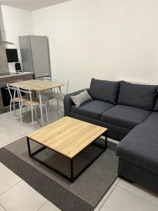 - un salon avec un canapé et une table dans l'établissement Résidence neuve le K 10 mn gare, parking , tram, à Montpellier