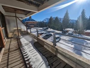 a balcony with a view of a snow covered parking lot at Appartement Chamrousse, 4 personnes - Village du Bachat in Chamrousse