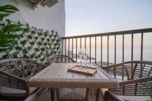 een houten tafel met een handtas op het balkon bij Charming Seaview Condo in Saba Pasha in Alexandrië