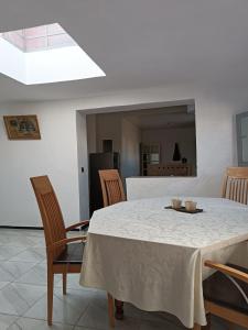 uma sala de jantar com uma mesa branca e cadeiras em Dar Dyafa em Salé
