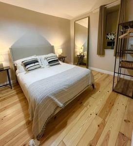 um quarto com uma cama grande e piso em madeira em Foyleview Villa em Derry Londonderry