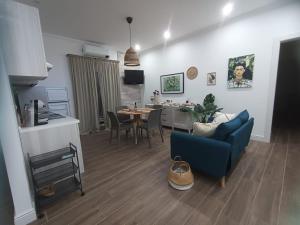 ein Wohnzimmer mit einem blauen Sofa und einem Tisch in der Unterkunft Casa Rosamari - su Lago di Posta Fibreno, Appartamento con camino in Posta Fibreno