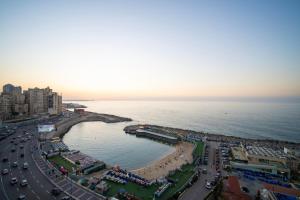 een luchtzicht op een strand en de oceaan bij Charming Seaview Condo in Saba Pasha in Alexandrië