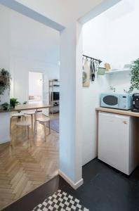 um quarto com uma cozinha e uma sala de jantar em Downtown Cozy Apartment Old Town em Bucareste