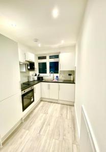 A kitchen or kitchenette at Lovely One bed apartment In London