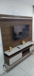 uma televisão de ecrã plano em cima de um centro de entretenimento em Apto em João Pessoa wifi e ar condicionado em João Pessoa