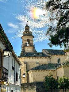 un edificio con una torre de reloj encima en Accommodation Campanario de la Magdalena en Córdoba