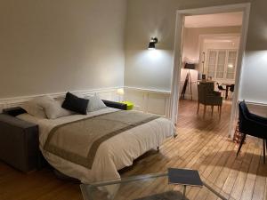 um quarto com uma cama e uma mesa num quarto em Golf & Rempart em Angoulême