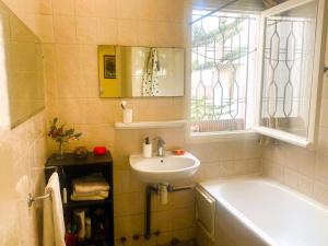 a bathroom with a sink and a bath tub and a window at Spacieux et cosy - proche de forêt et corniche rabat in Rabat