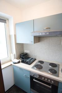 a kitchen with a stove and a counter top at Stilvolles Studio Apt. Lübeck Zentrum in Lübeck