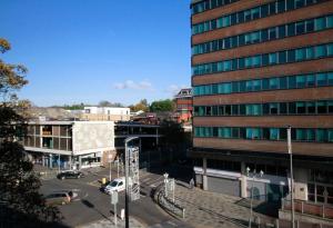 a view of a city with a tall building at Modern Studio for LONG STAY BUSINESS & RELOCATIONS in Hemel Hempstead