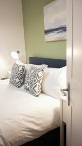 A bed or beds in a room at Stunning Brighton Seaside 2-Bedroom Townhouse with Patio, Sleeps 6