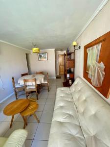 sala de estar con sofá y mesa en QVEM Propiedades, en La Serena