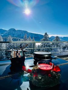 szklany stół z dwoma patelniami i drinkiem w obiekcie Mystic Mountain Apartment Chamrousse w mieście Chamrousse