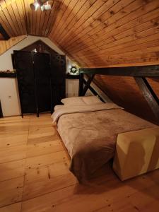 een bed in een kamer met een houten plafond bij Piece of Heaven in Samobor