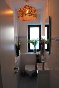 ein Bad mit einem WC, einem Waschbecken und einer Lampe in der Unterkunft Allgäu Retreat in Bad Wörishofen