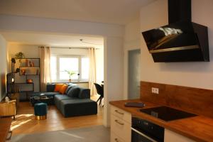 ein Wohnzimmer mit einem Sofa und einer Küche in der Unterkunft Allgäu Retreat in Bad Wörishofen
