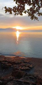 una puesta de sol sobre el agua con la puesta de sol en Aundanao Oasis Beach en Samal