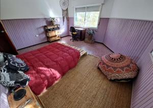 ein Schlafzimmer mit einem großen roten Bett und einem Fenster in der Unterkunft Casa Agni in Treinta y Tres