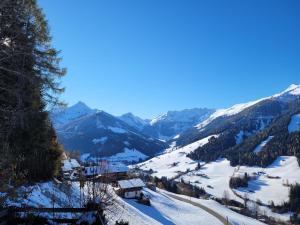 vistas a una montaña nevada con montañas de fondo en Haus Bergleiten, en Alpbach