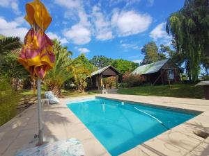 uma piscina num quintal com uma casa em The Farmhouse B&B em Stellenbosch