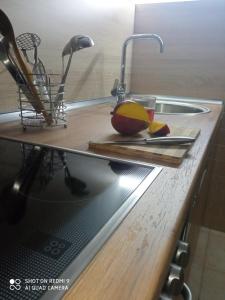 un bancone della cucina con lavandino e mela su un tagliere di Druga priča a Vlasic
