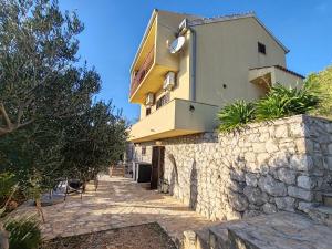 una casa con una pared de piedra y un edificio en Casa Malinas en Omiš