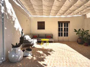 Carrión de los Céspedes的住宿－Design & art, patio with orange tree, near Seville，客厅配有沙发和桌子