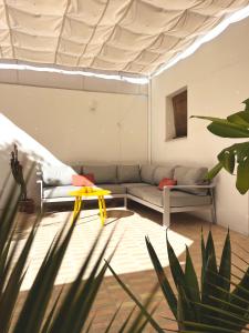 sala de estar con sofá y mesa en Design & art, patio with orange tree, near Seville, en Carrión de los Céspedes