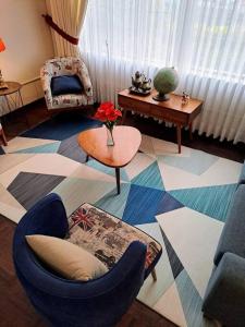 sala de estar con silla azul y mesa en Británico en Miraflores & 3 dormitorios, en Lima