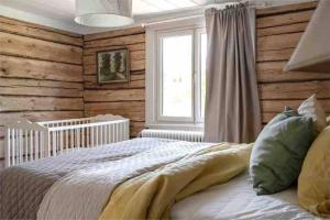 um quarto com uma cama branca e uma janela em Prästgården i lantlig miljö med fyra sovrum, dusch, kök och vardagsrum em Knivsta