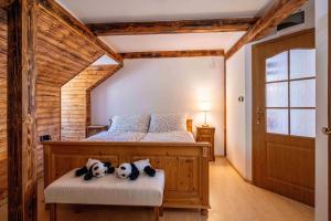 twee knuffelhonden op een bed in een slaapkamer bij BO!chalupa in Hanušovice