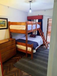 1 dormitorio con 2 literas en una habitación en Británico en Miraflores & 3 dormitorios, en Lima