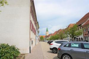 eine Straße mit Autos, die an der Seite eines Gebäudes geparkt sind in der Unterkunft Black Forest Moments inkl. Sauna für 8 Personen in Hüfingen