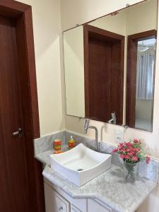 baño con lavabo y espejo grande en Brisa Bicanga, en Serra