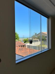 ventana en una habitación con vistas al techo en Brisa Bicanga, en Serra