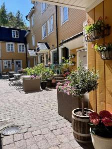 a courtyard with potted plants and buildings at Central lägenhet in Norrtälje
