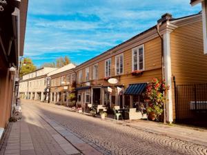 una calle vacía en una ciudad con edificios de madera en Central lägenhet, en Norrtälje