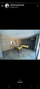 una imagen de una habitación con un banco y una pared en Exodos park, en Alanya