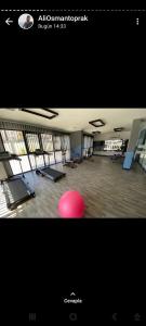 Habitación grande con gimnasio con bola roja en Exodos park, en Alanya