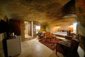A seating area at Cappadocia Nar Cave House & Swimming Pool