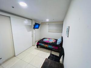 una piccola camera con un letto in una stanza di Habitaciones amobladas en BOCCIONI 416 a Lima