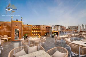 Um restaurante ou outro lugar para comer em Shadow Pyramids Suites and Jacuzzi