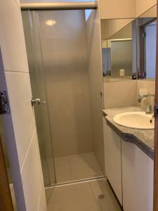 bagno con doccia e lavandino di Habitaciones amobladas en BOCCIONI 416 a Lima